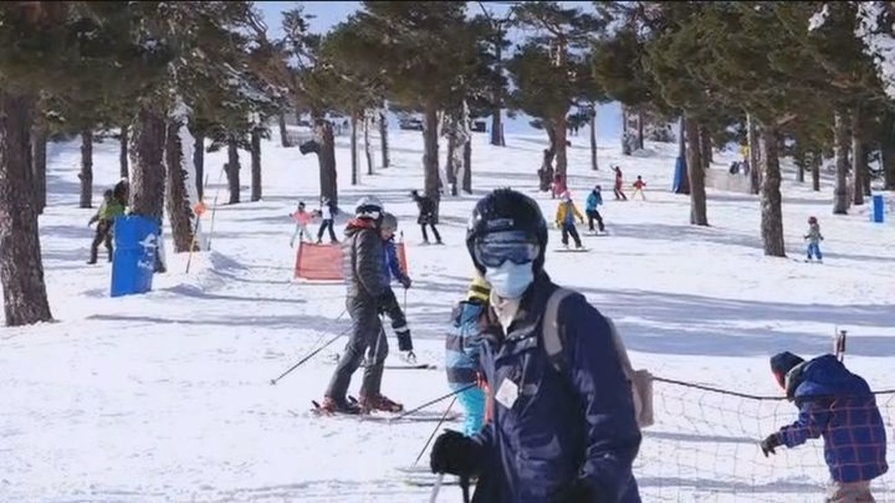 Esquiadores en las pistas del Puerto de Navacerrada
