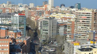 Un motorista de 45 años herido grave tras un accidente en Moncloa