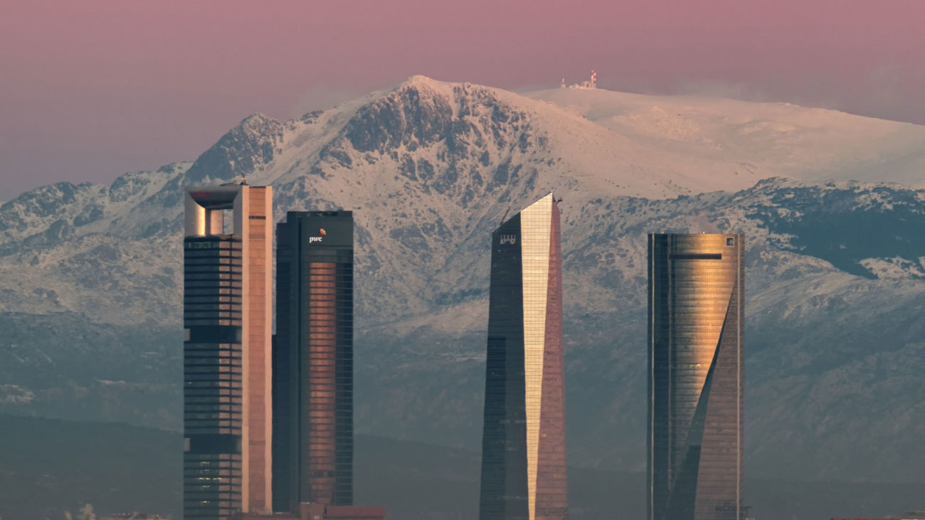 Las Cinco Torres de Madrid, con la sierra de Guadarrama y la Bola del Mundo al fondo