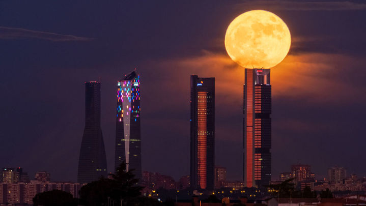 La Luna se "posa" sobre la Torre Cepsa en una imagen tomada desde Torrelodones / José Ángel Izquierdo (@jaicano)