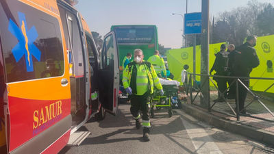 Una mujer herida grave en una pierna al ser  golpeada por un autobús en la A-6