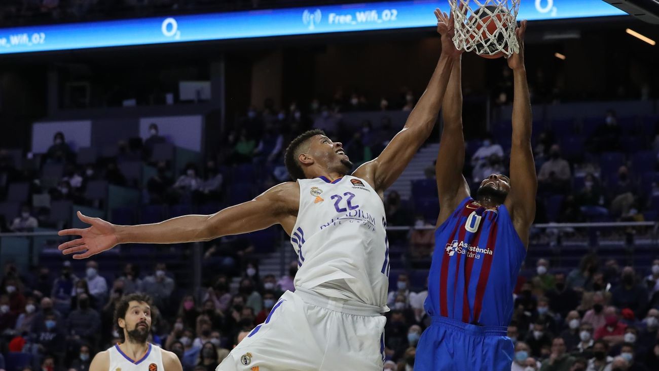 Walter Tavares intenta taponar a Brandon Davies