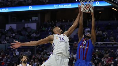 68-86. El Real Madrid se estrella ante el Barça y pierde el liderato