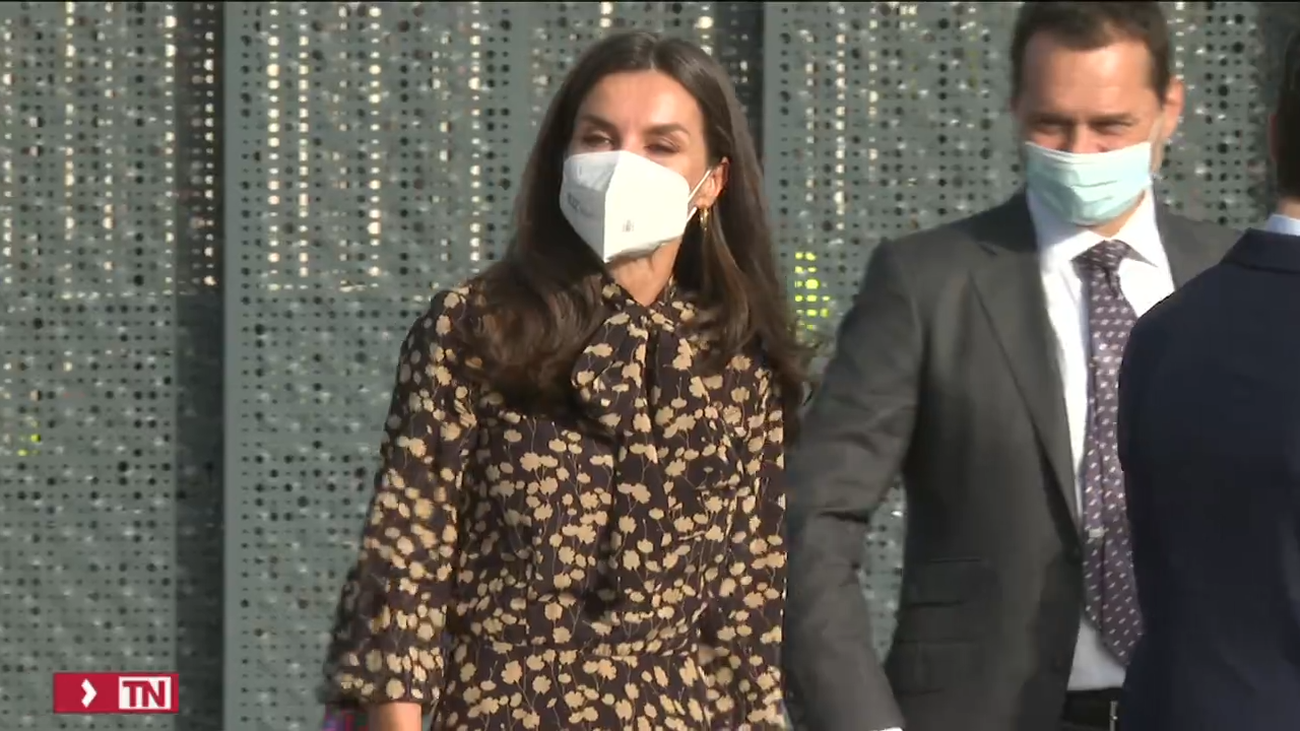 La reina Letizia confirma que el rey Felipe VI, aislado por covid, se encuentra "bien"