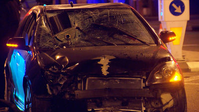 Aparatoso accidente en la Avenida de Valladolid: un coche pierde el control y acaba incrustado en un semáforo