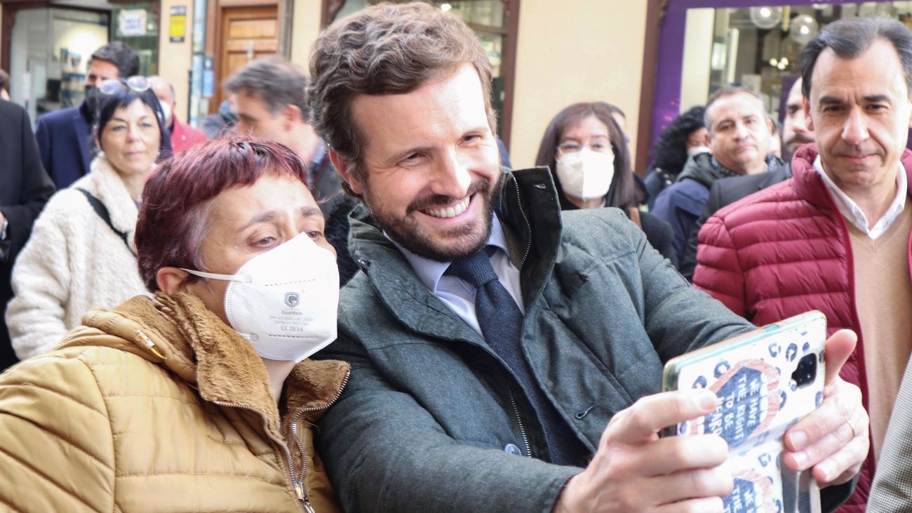 El presidente del Partido Popular, Pablo Casado, posa para un selfi con una simpatizante durante su visita a Zamora