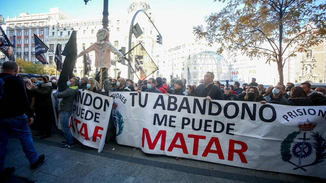 Varias personas sostienen una pancarta donde se lee "Tu abandono me puede matar", en una concentración de funcionarios de prisiones