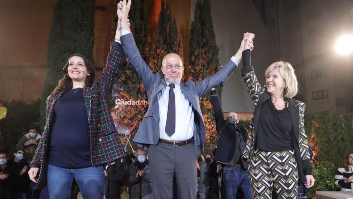 El candidato de Ciudadanos a la presidencia de la Junta de Castilla y León, Francisco Igea, acompañado por Inés Arrimadas en el cierre de campaña / EFE