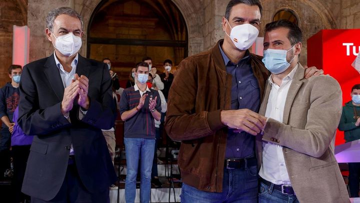 El candidato del PSOE a la Junta de Castilla y León Luis Tudanca, arropado por José Luis Rodríguez Zapatero y Pedro Sánchez  en el cierre de campaña / EFE