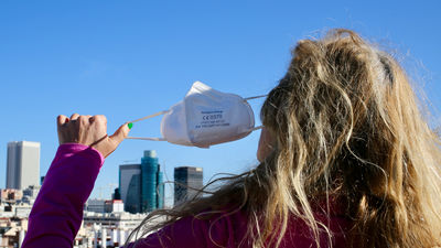 Un estudio apoya el uso prolongado de las mascarillas porque "solo con la vacuna no es suficiente"