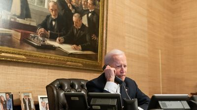 Biden advierte por teléfono  a Putin de que si invade Ucrania se enfrentará a "costes severos"