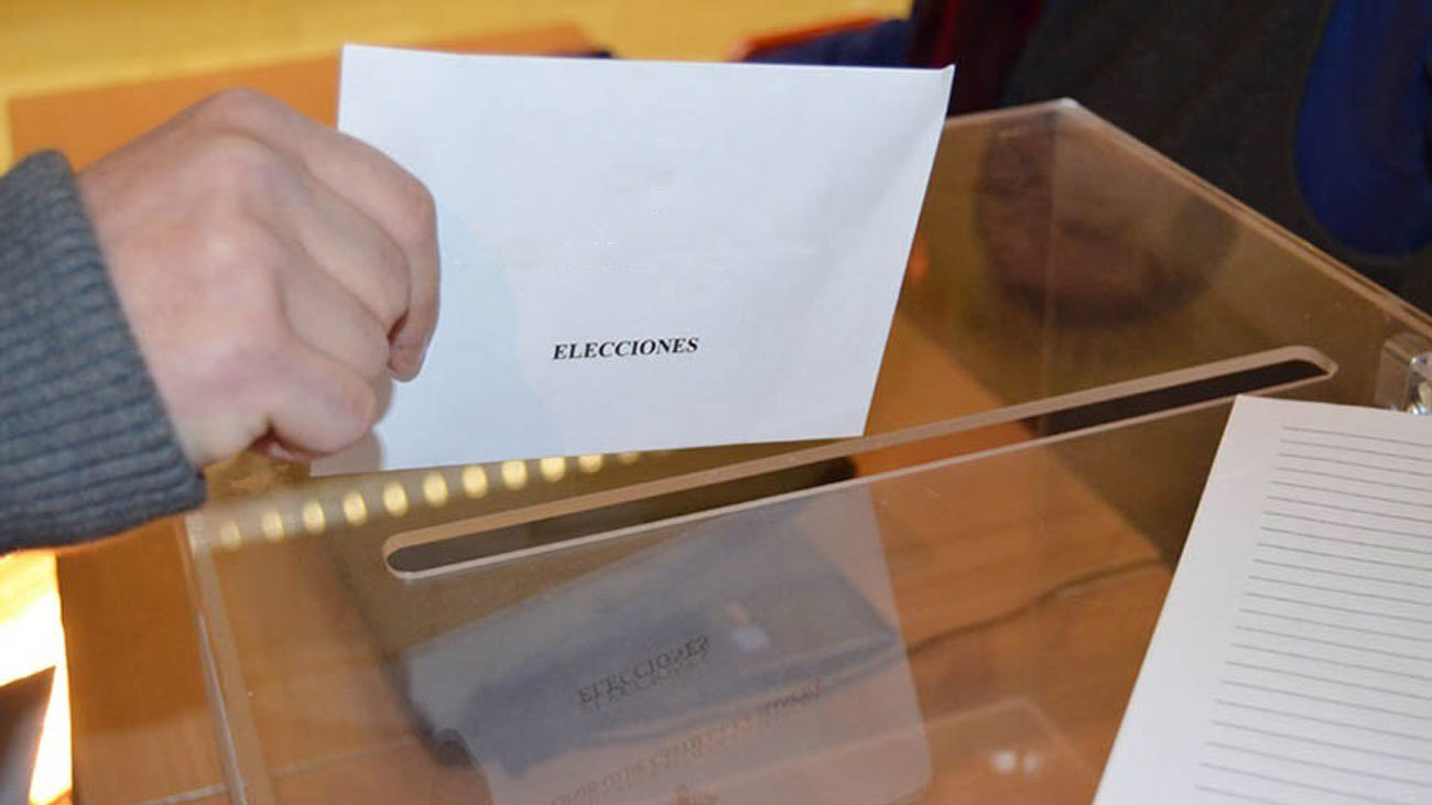 Un elector deposita un voto en las urnas