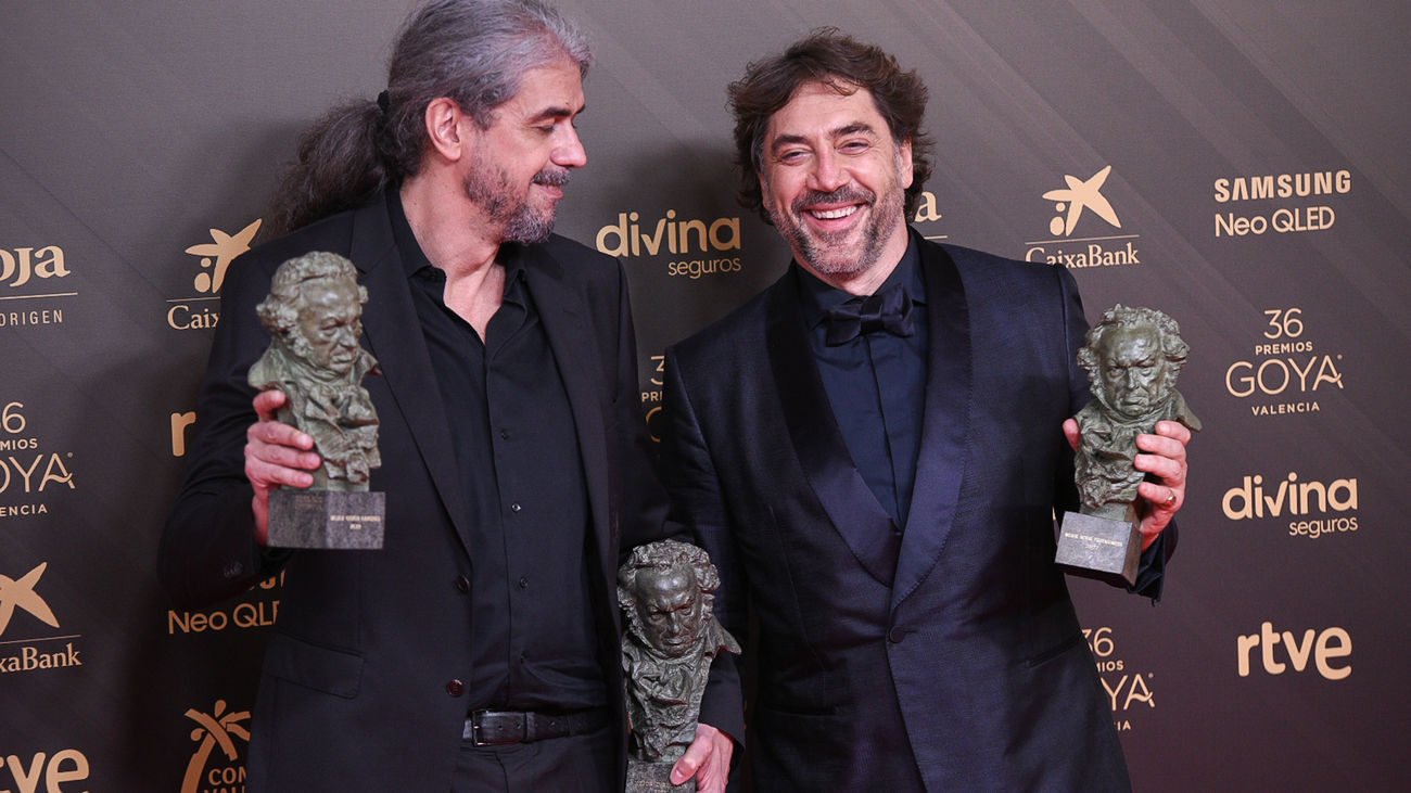 Javier Bardem y Fernando León de Aranoa con tres de las 6 estatuillas de 'El buen patrón'