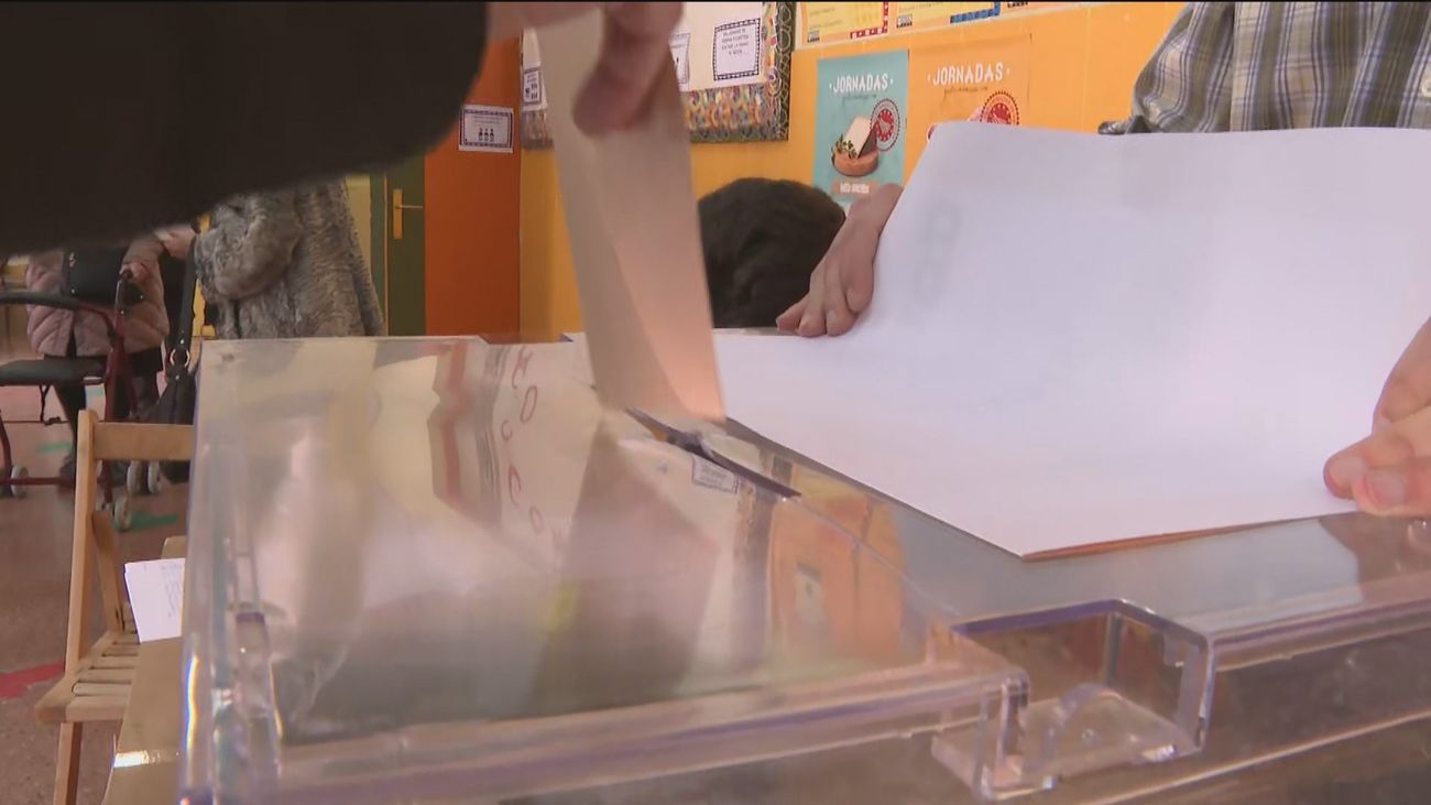Una persona introduce su voto en las elecciones de Castilla y León