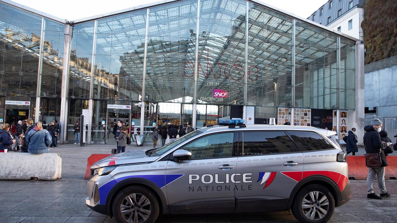 Un coche de la Policía, en la estación del Norte de París