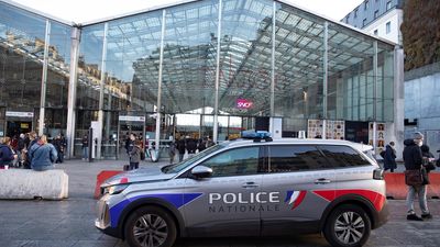La policía mata a un hombre en París que les amenazaba con un cuchillo