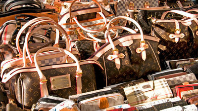 Requisan 180 bolsos y productos de marca falsificados en dos locales de Lavapiés