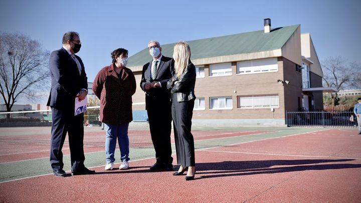 Visita de los representantes del Ayuntamiento y la Comunidad al CEIP Miguel de Cervantes de Leganés / COMUNIDAD MADRID