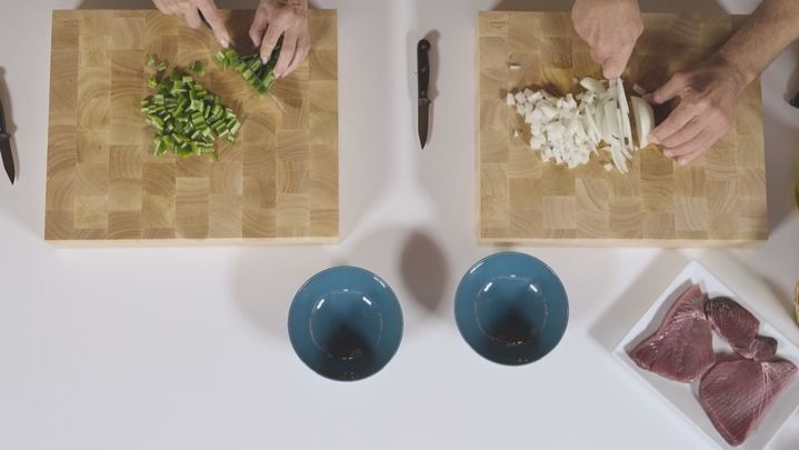 Receta de pisto con atún y huevos fritos