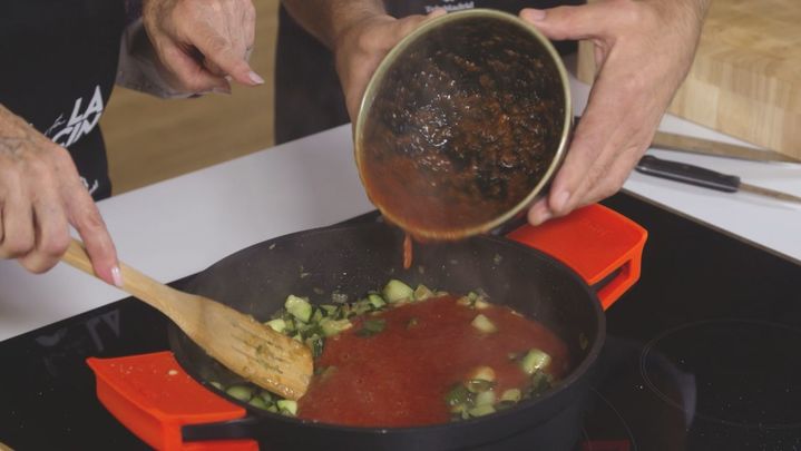 Receta de pisto con atún y huevos fritos