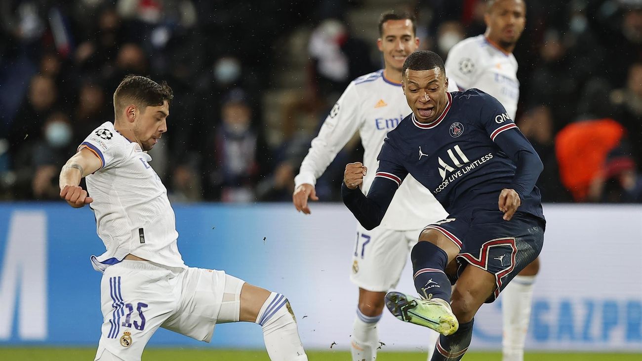 Kylian Mbappe anota el único gol de la ida de octavos de la Champions League entre el Real Madrid y el Paris Saint-Germain