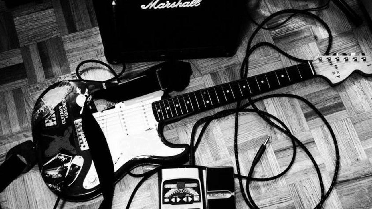 Ampli, guitarra y pedal en un local de ensayo