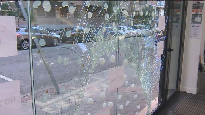 Estado en el que quedó el escaparate del establecimiento / REDACCIÓN