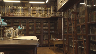 Descubrimos los tesoros que esconde la biblioteca del Palacio Real
