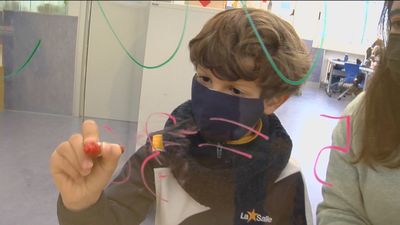 Los pediatras, a favor de que los niños se quiten la mascarilla en los colegios