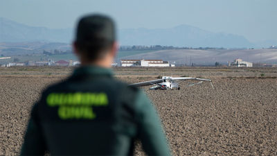 Un muerto al estrellarse una avioneta en una parcela de Utrera (Sevilla)