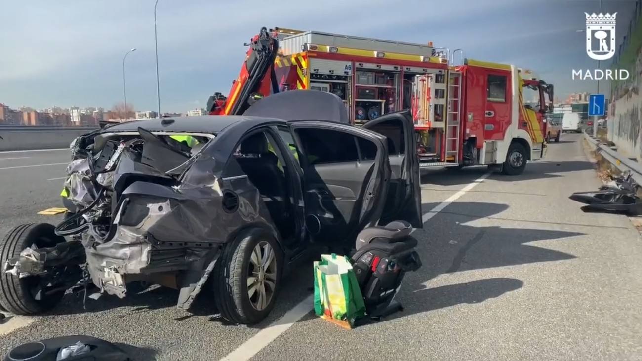 Una furgoneta embiste y destroza un coche en la M-11, en Barajas