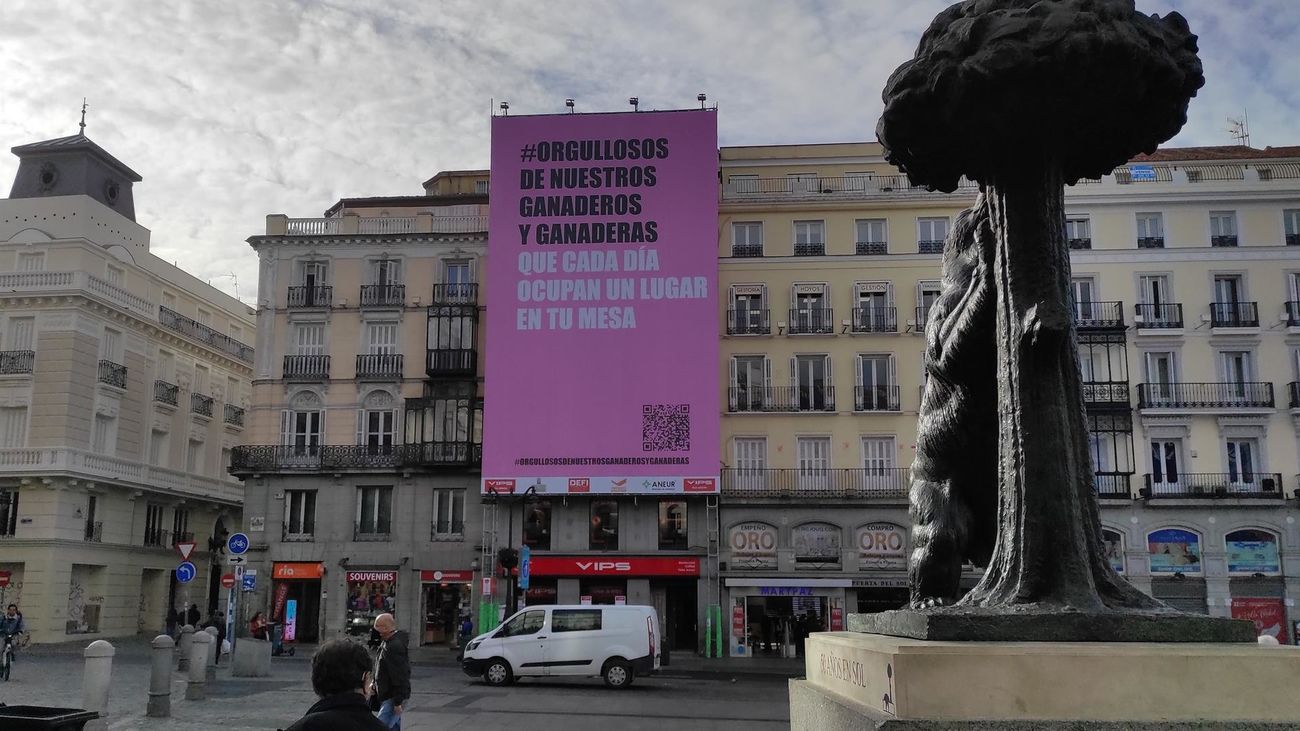 El sector porcino se reivindica con una pancarta en la Puerta del Sol