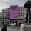 El sector porcino se reivindica con una pancarta en la Puerta del Sol
