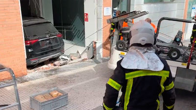 Un todoterreno se empotra en un centro médico en Majadahonda