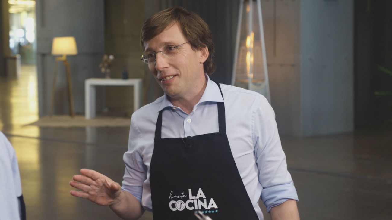 La divertida amenaza de Almeida con un balón de fútbol: "No hay dos sin tres"