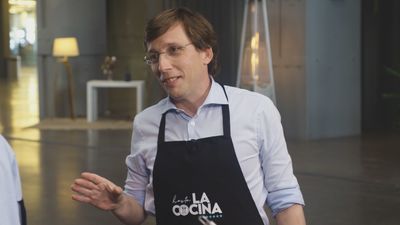 La divertida amenaza de Almeida con un balón de fútbol: "No hay dos sin tres"