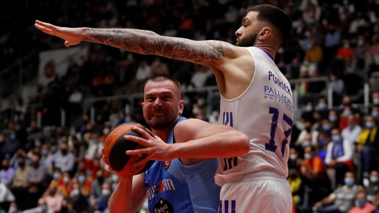 El pívot esloveno del Breogán, Rasid Mahalbasic, intenta superar al francés Vincent Poirier, del Real Madrid