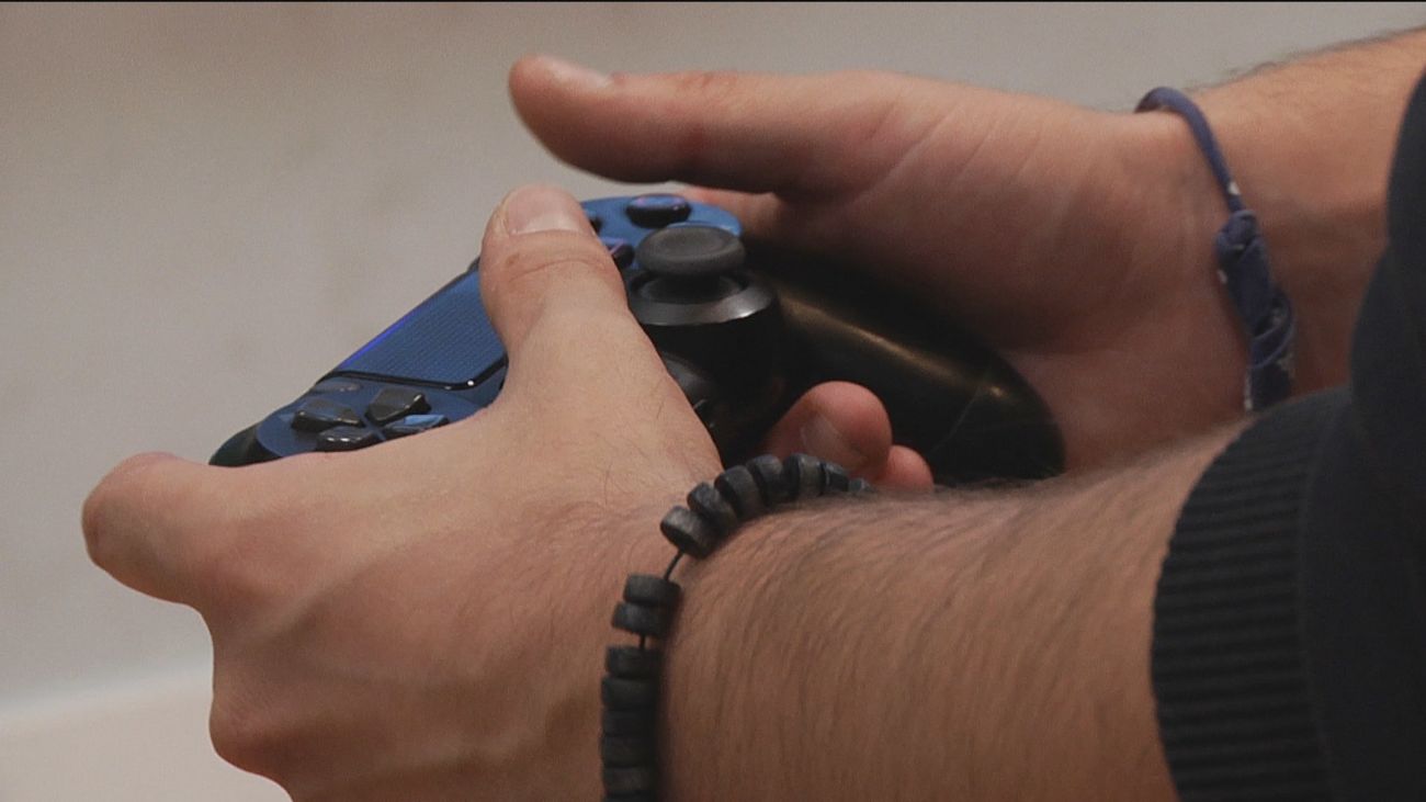 Diez años encerrado en su habitación por culpa de su adición a los videojuegos y apuestas por Internet