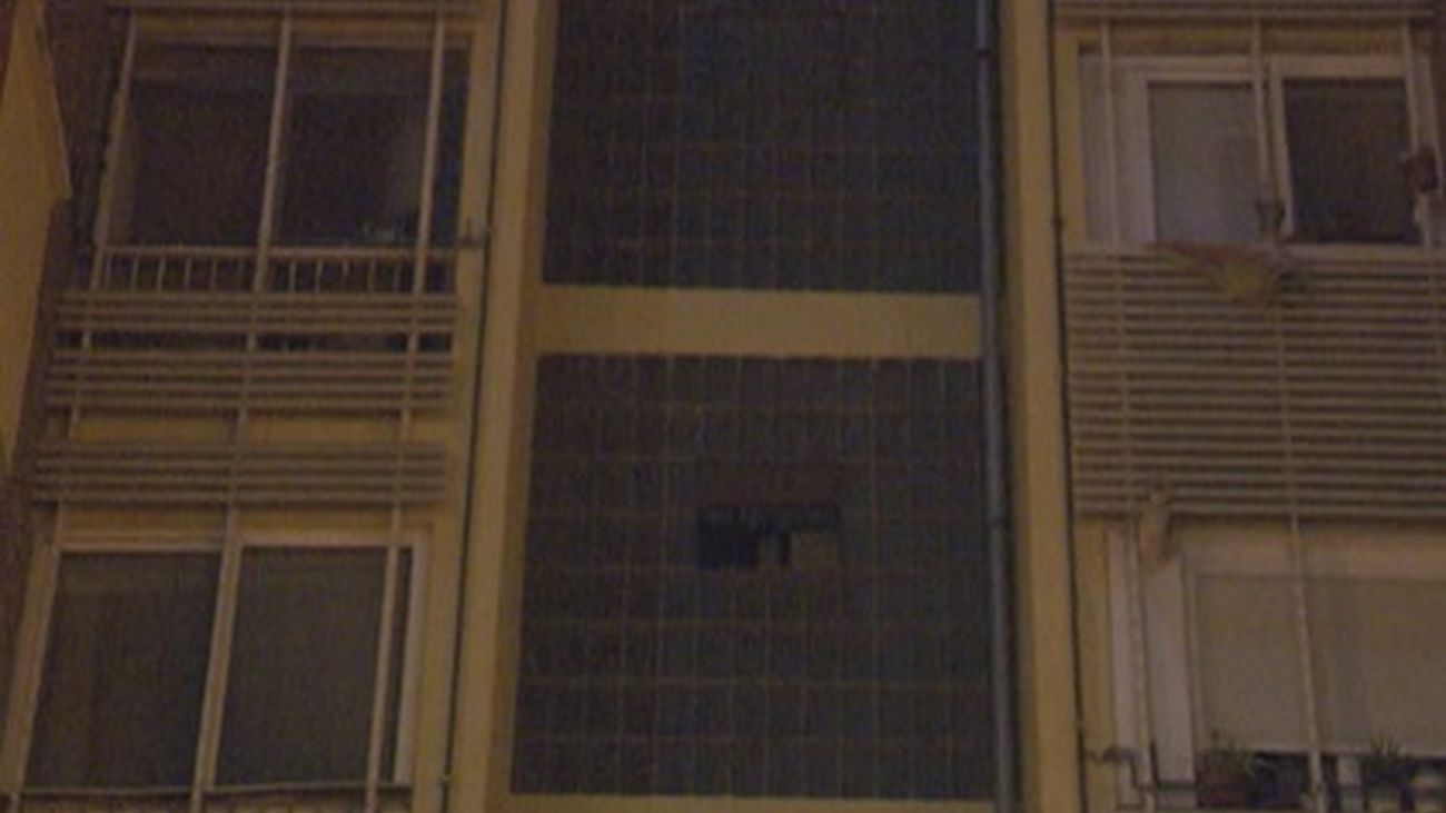 Dos hombres en estado grave tras caer de un quinto piso en Aluche