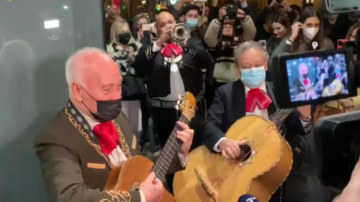Un trio mariachi en la sede del PP, en la calle Génova / TELEMADRID
