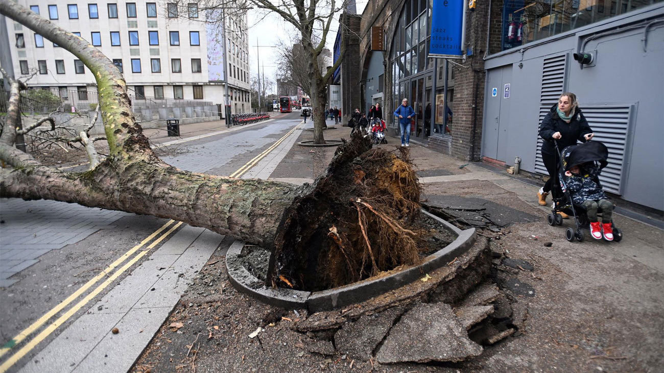 La tormenta Eunice deja dos muertos y paraliza el Reino Unido