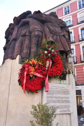 'El Abrazo', de Juan Genovés, en la Plaza de Antón Martín / EP