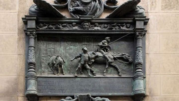 Placa en la sede de la Sociedad Cervantina, en la calle de Atocha / ESMADRID