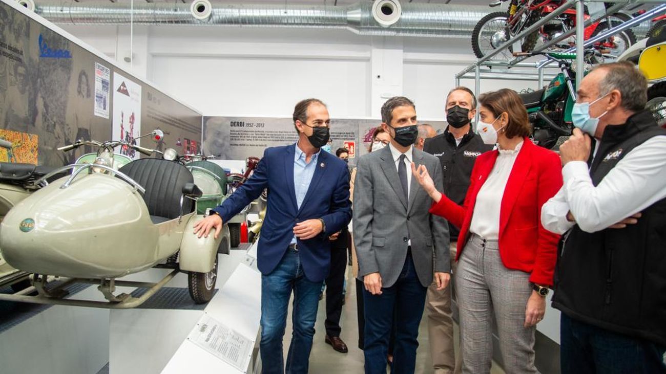 Visita de la ministra de Turismo y el alcalde de Alcalá a la exposición 'Motos Made in Spain'