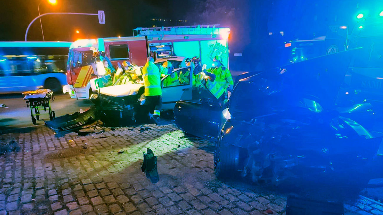 Dos heridas en una colisión entre dos turismos en la Plaza República de Chile