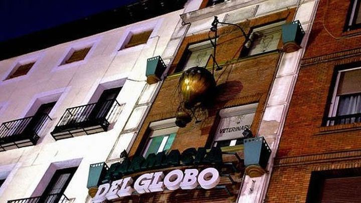El globo en la fachada de la farmacia del Globo / TURISMO MADRID