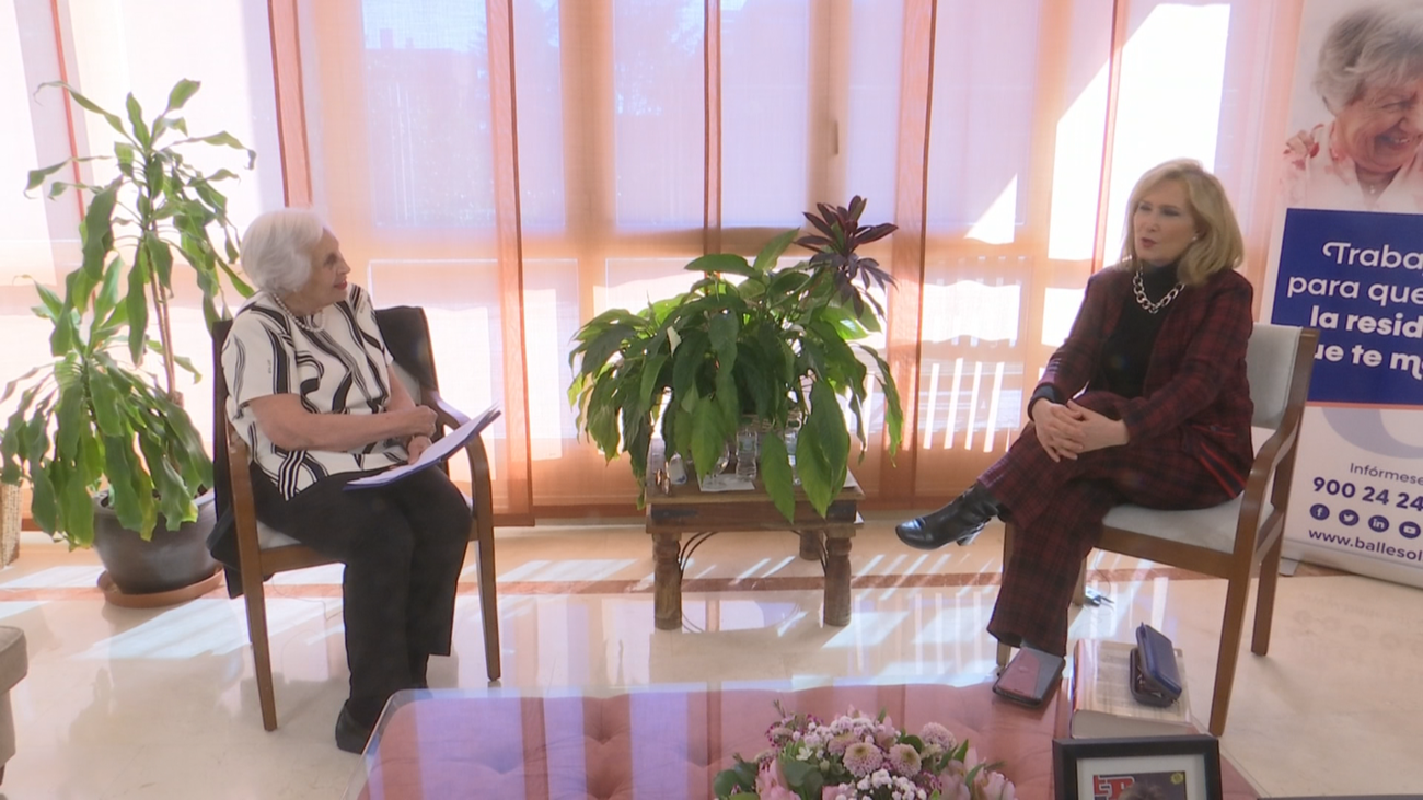 Mari Carmen, de 91 años, cumple su sueño: Entrevistar a Nieves Herrero en su programa de YouTube