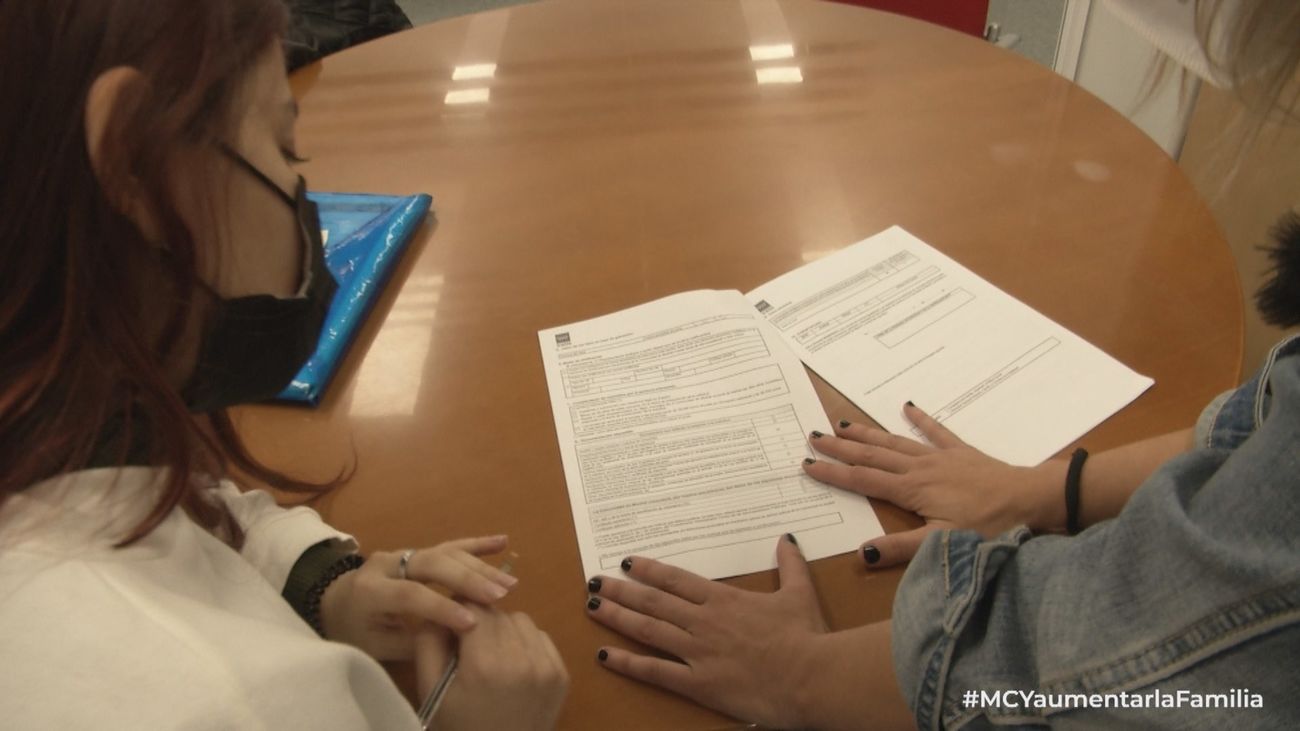 Acompañamos a una futura mamá de 20 años a solicitar la ayuda a la natalidad de la Comunidad de Madrid