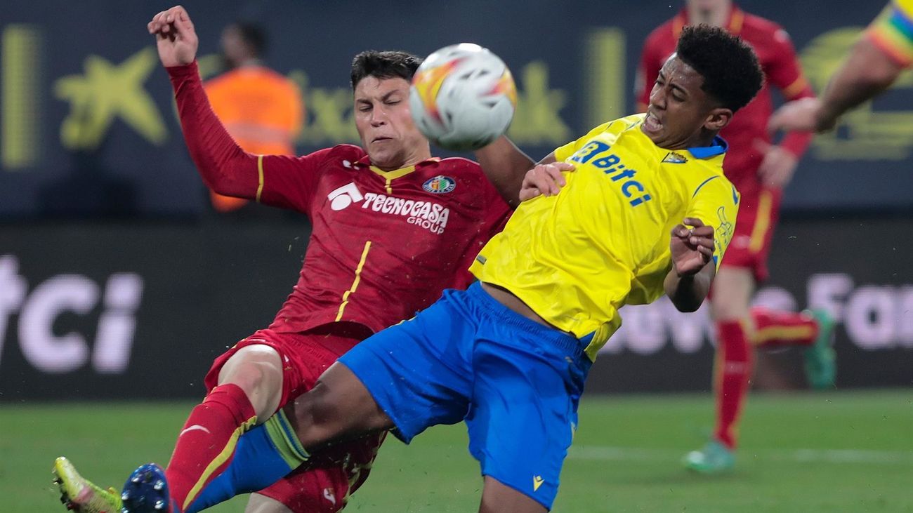 El delantero hondureño del Cádiz, Anthony "Choco" Lozano pelea un balón con el defensa serbio del Getafe, Stefan Mitrovic