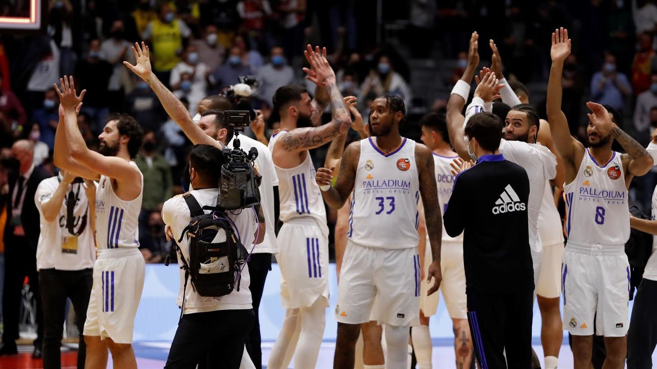 Los jugadores del Real Madrid celebran su victoria ante el Lenovo Tenerife, en el partido de semifinales de la Copa del Rey